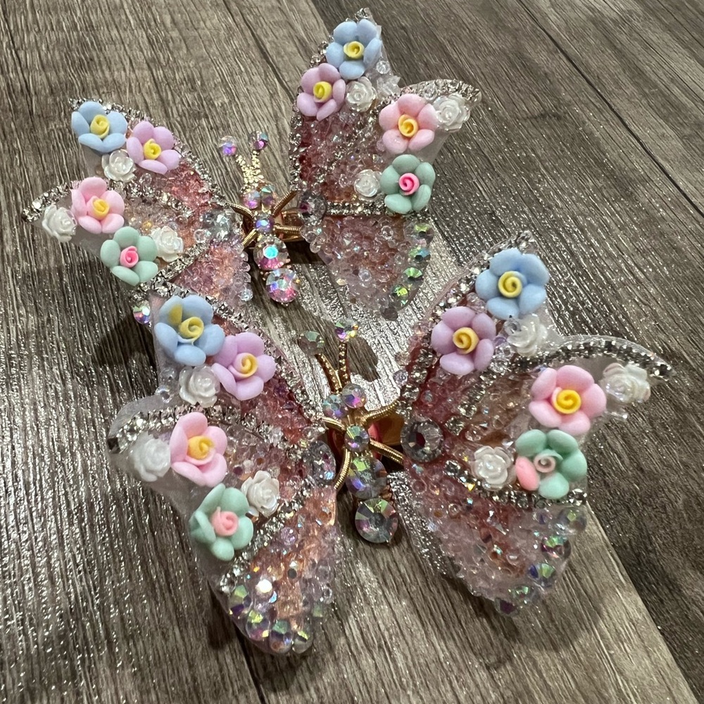 Butterfly clips moving wings
